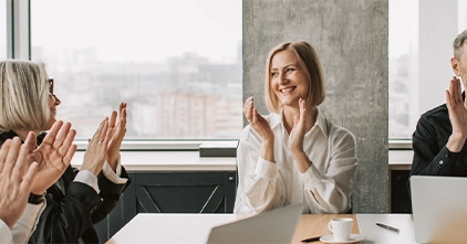 Découvrez comment la formation en anglais pour des entreprises internationales a boosté l’expérience employé de ces 4 organisations