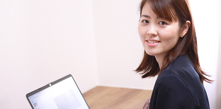 Kaori Deguchi with laptop facing the camera