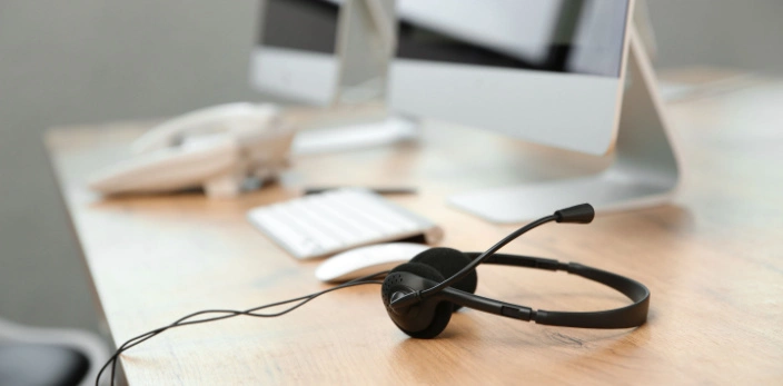 auriculares de trabajo colocados en el escritorio