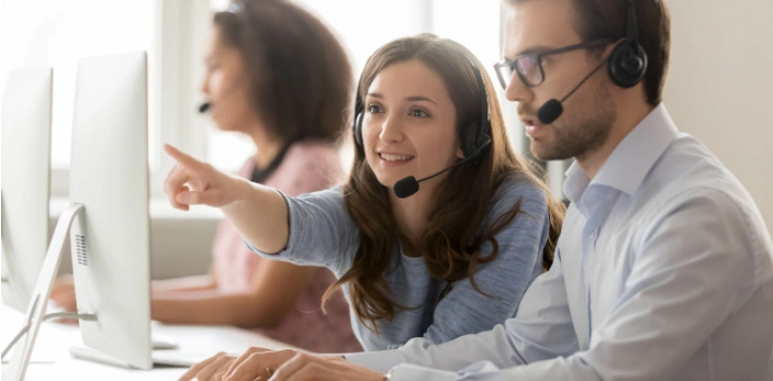 representante de atención al cliente ayudando a un colega