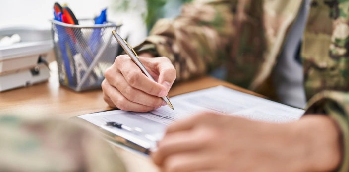 primer plano de un militar haciendo el examen de SLP