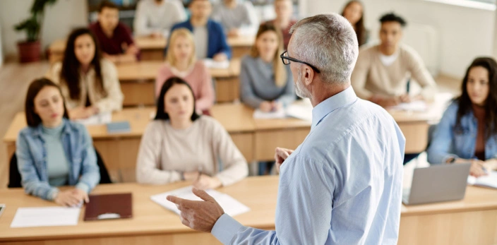 Docente de universidad dirigiendo la clase