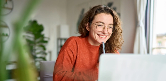 Estudiante feliz aprendiendo en su ordenador